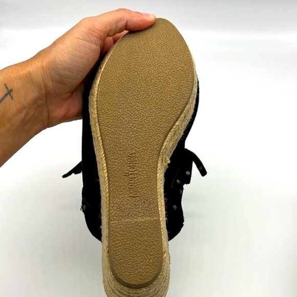 Minnetonka - Quinn Black Suede Fringe Gold Studded Peep Toe Wedge Size 7 - Picture 9 of 16